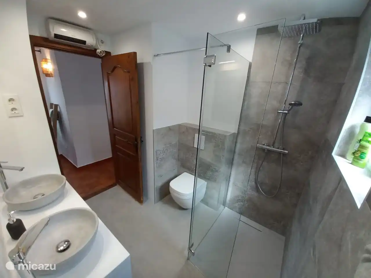 Et la belle douche à effet pluie GROHE.