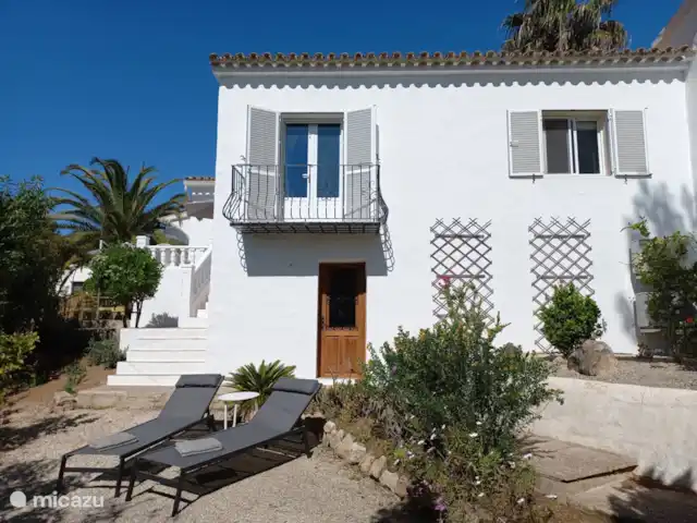 villa estrella de mar en España, Costa Blanca, Moraira - villa La fachada y las (¡tres!) terrazas: 1 terraza salón, 1 terraza con mesa de picnic y terraza con hamacas.