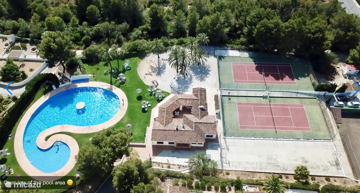 Bel aperçu de la piscine, des courts de tennis et du restaurant. Au fait, à 300 mètres de la maison. La piscine et les courts de tennis réservés aux résidents ! Donc jamais (trop) occupé.