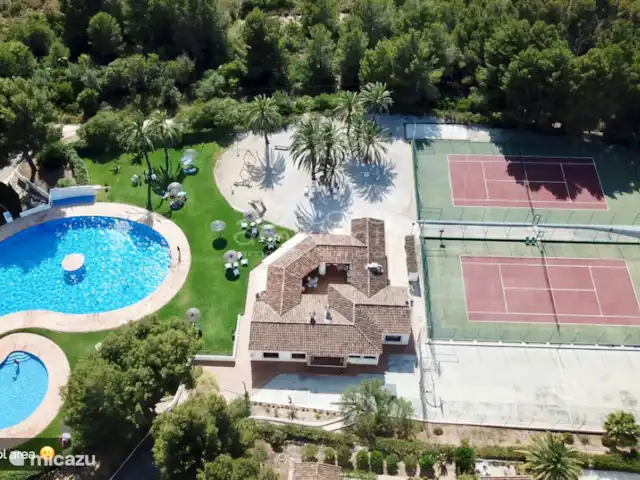 villa estrella de mar en España, Costa Blanca, Moraira - villa Buena descripción general de la piscina, las canchas de tenis y el restaurante. Por cierto, a 300 metros de la casa. La piscina y las canchas de tenis solo para residentes. Así que nunca (demasiado) ocupado.