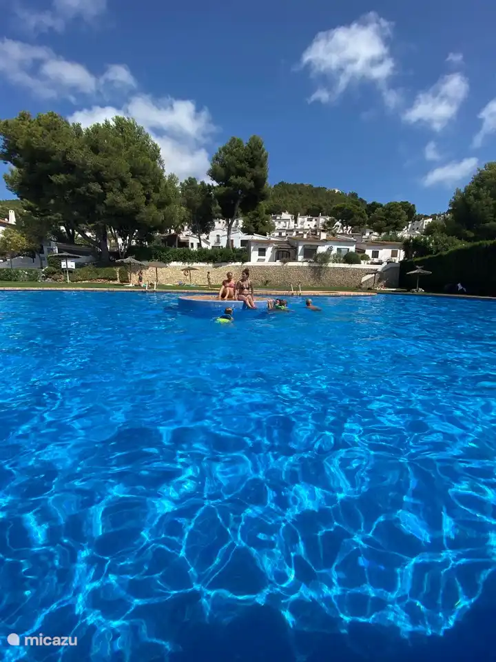 Bel îlot au milieu de la piscine pour les bombes !
