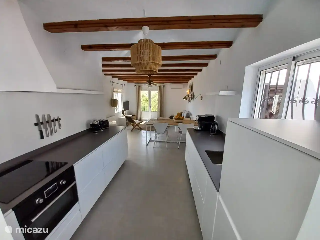 Une vue de la toute nouvelle cuisine avec des appareils SMEG !