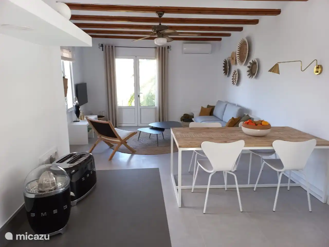 Une vue de la toute nouvelle cuisine avec des appareils SMEG !