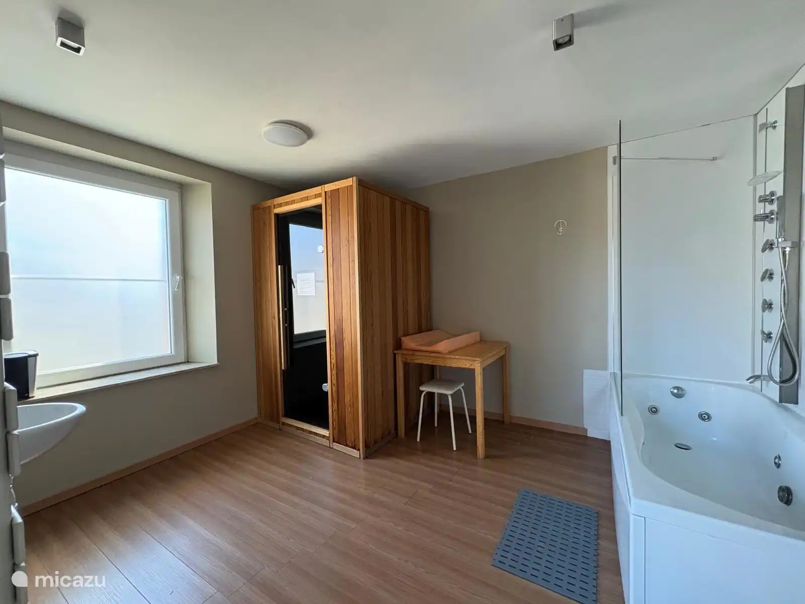 Salle de bain avec sauna et bain à remous