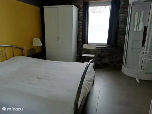 La Ferme Oubliée | Belgique, Ardennes, Paliseul - gîte / cottage chambre 1 avec douche et lavabo au rez-de-chaussée