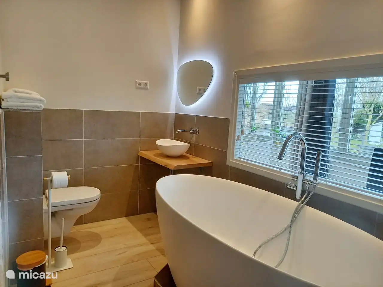 sink and toilet next to the bath