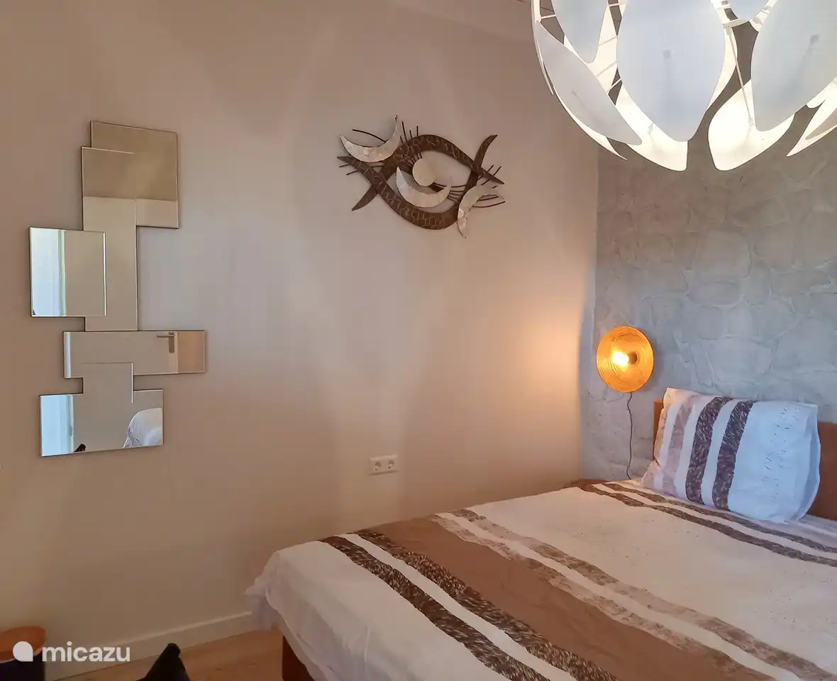 the graceful eye on the wall