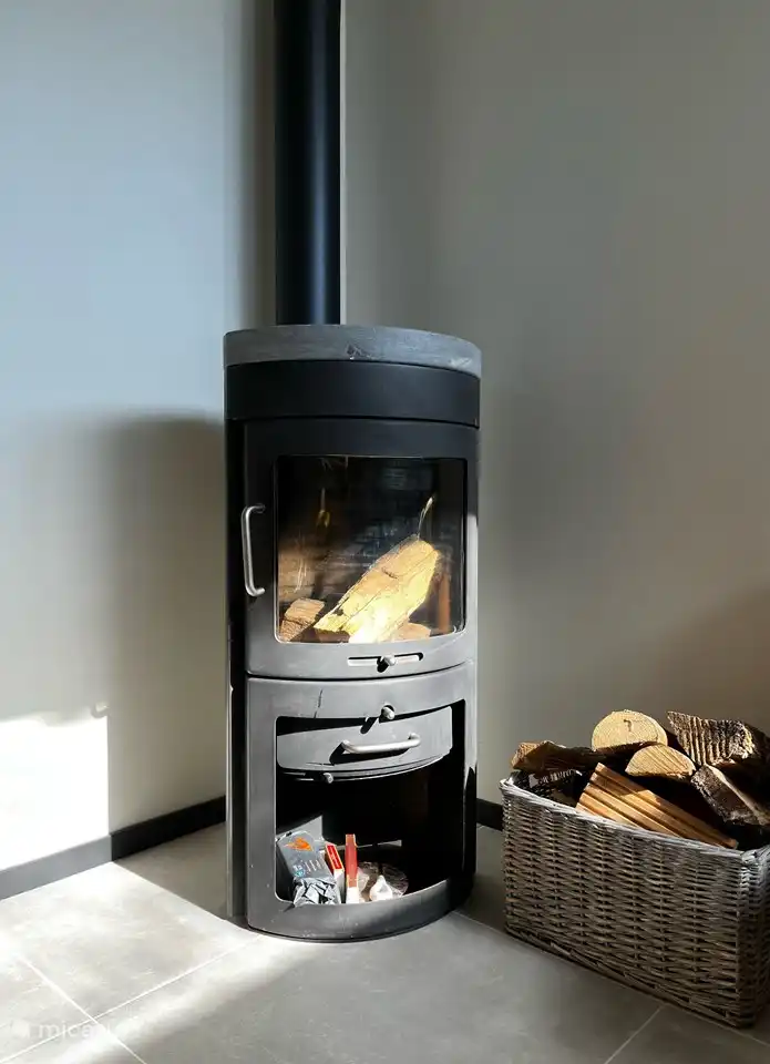 Das Holz für den Holzofen ist im Mietpreis enthalten.