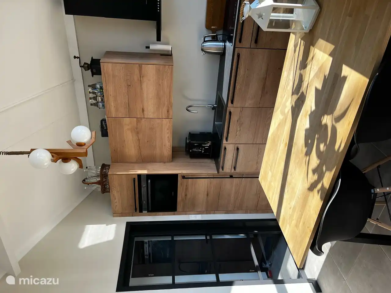 Ein Kombi-Backofen, Geschirrspüler und Kühlschrank mit Gefrierfach.