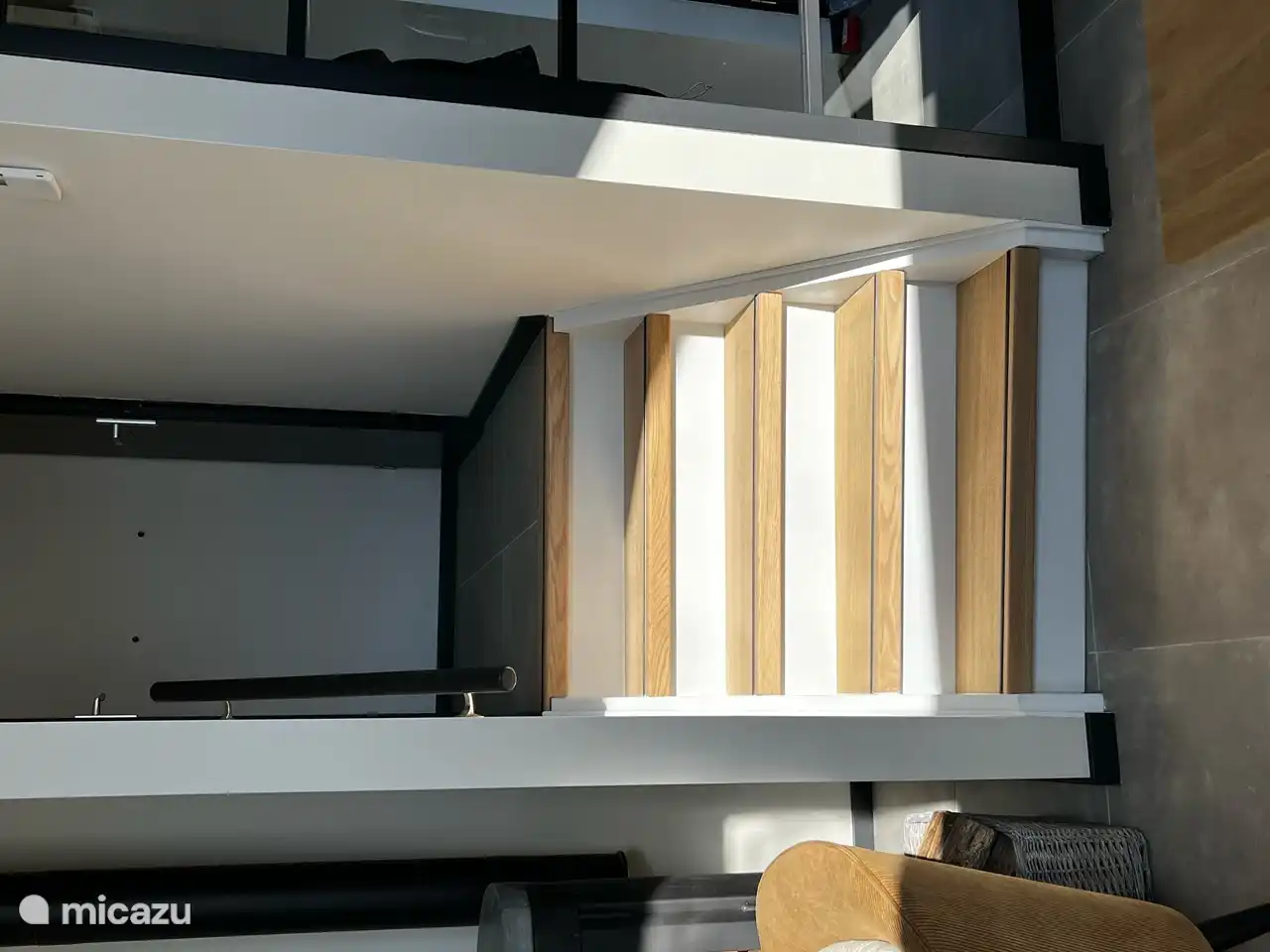 Eine kleine Treppe führt hinauf zum ersten Schlafzimmer und dem Badezimmer/WC.