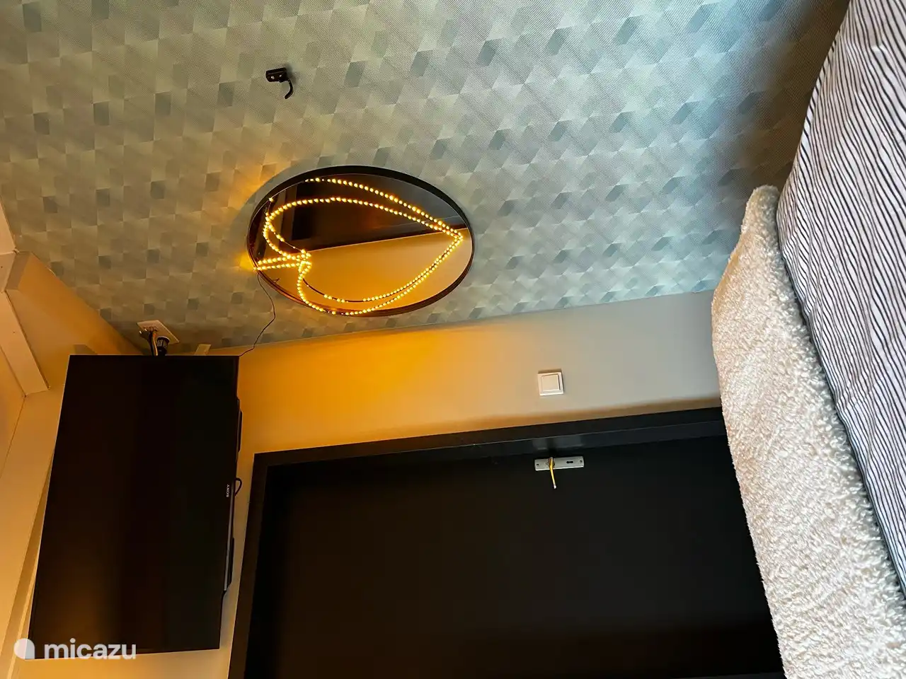 Das Schlafzimmer im Obergeschoss verfügt über einen Smart-TV.