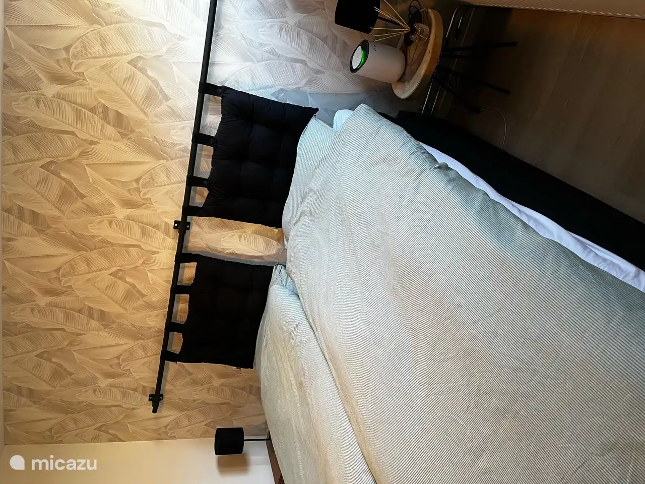 Das zweite Schlafzimmer im Untergeschoss verfügt über zwei einzelne Boxspringbetten, die zusammen- oder auseinander geschoben werden können.