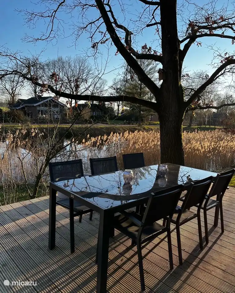 Genießen Sie das Essen draußen auf der Terrasse. Ein Grill steht kostenlos zur Verfügung.