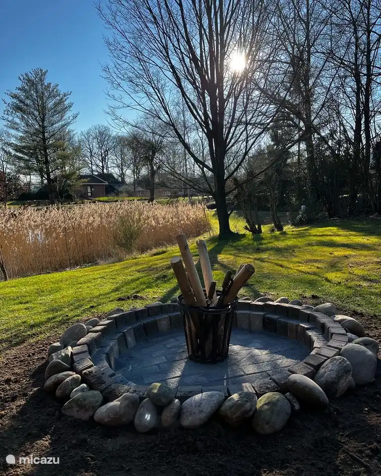 Wenn es abends etwas kühl wird, kann in der im Garten angelegten Feuerstelle ein Lagerfeuer gemacht werden.