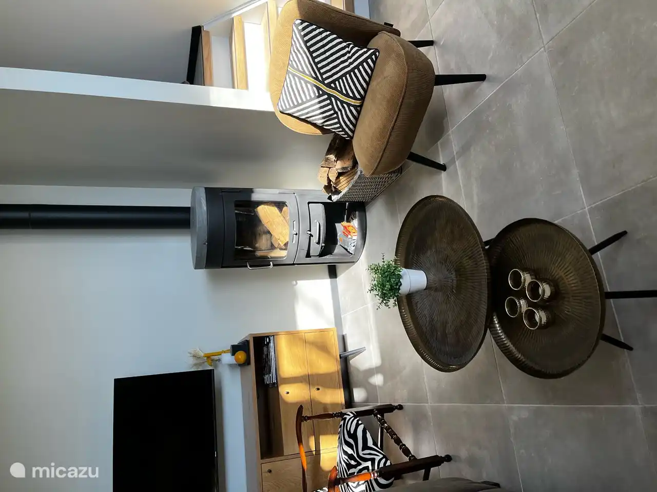 Das Wohnzimmer hat auch einen attraktiven Holzofen und einen Smart-TV.