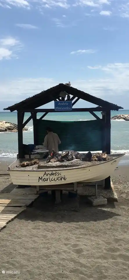 Chiringuitos findet man überall an der Küste... frisch frittierte Sardinen für kleines Geld!