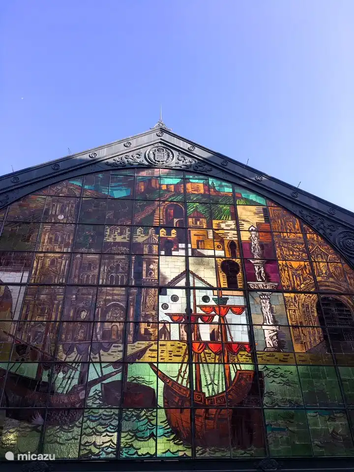 Zentrale überdachte Markthalle in Laufnähe für frische Lebensmittel!