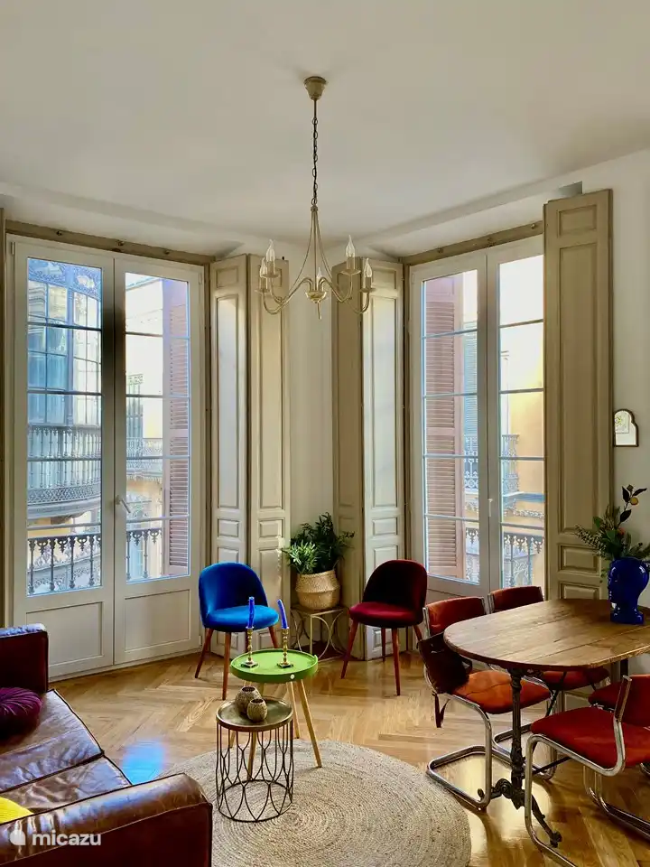 Wohnzimmer mit viel Licht durch große Fenster im historischen Malaguense-Stil.
