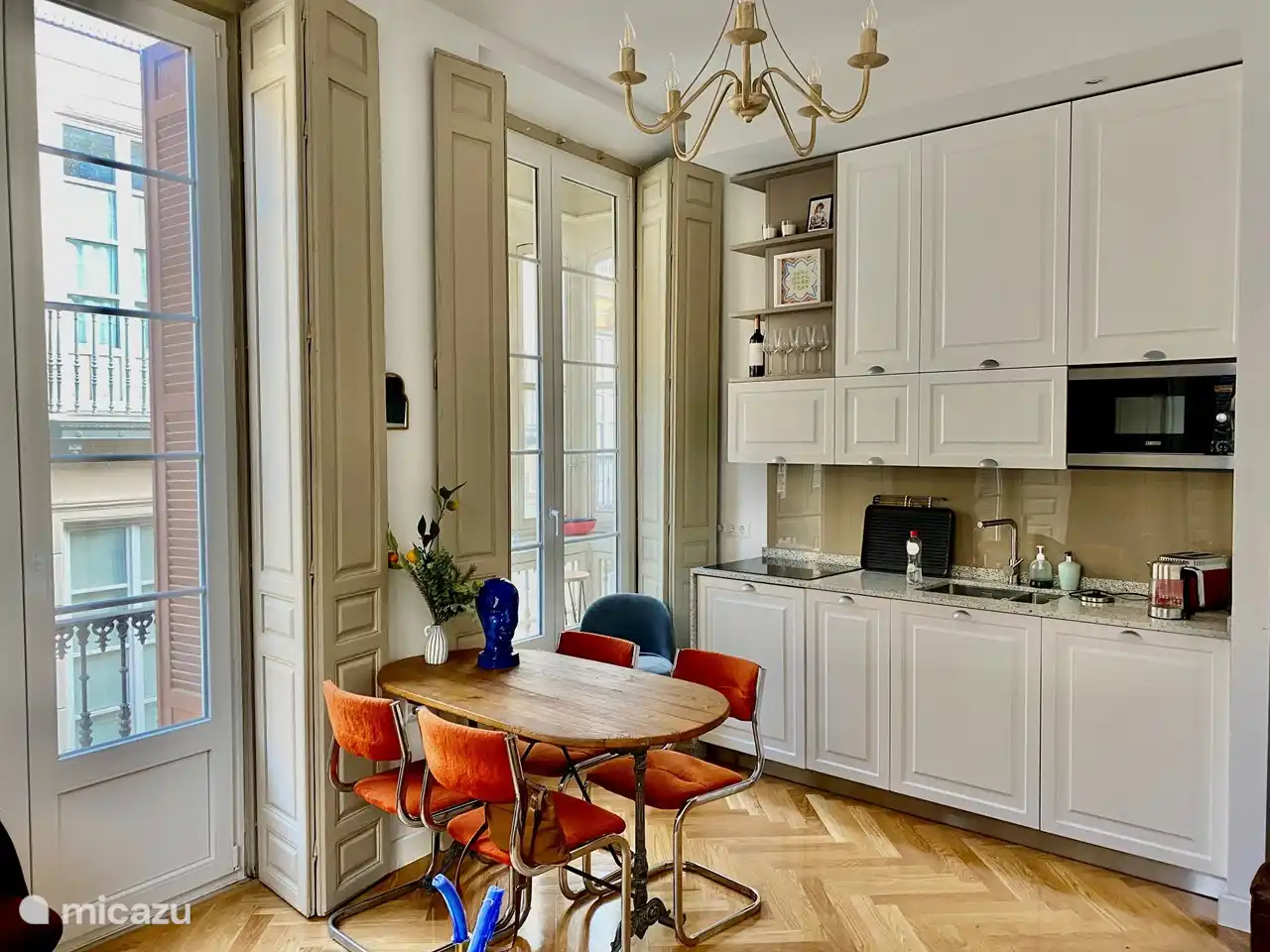 Moderne Küche in dieser komplett restaurierten Wohnung.