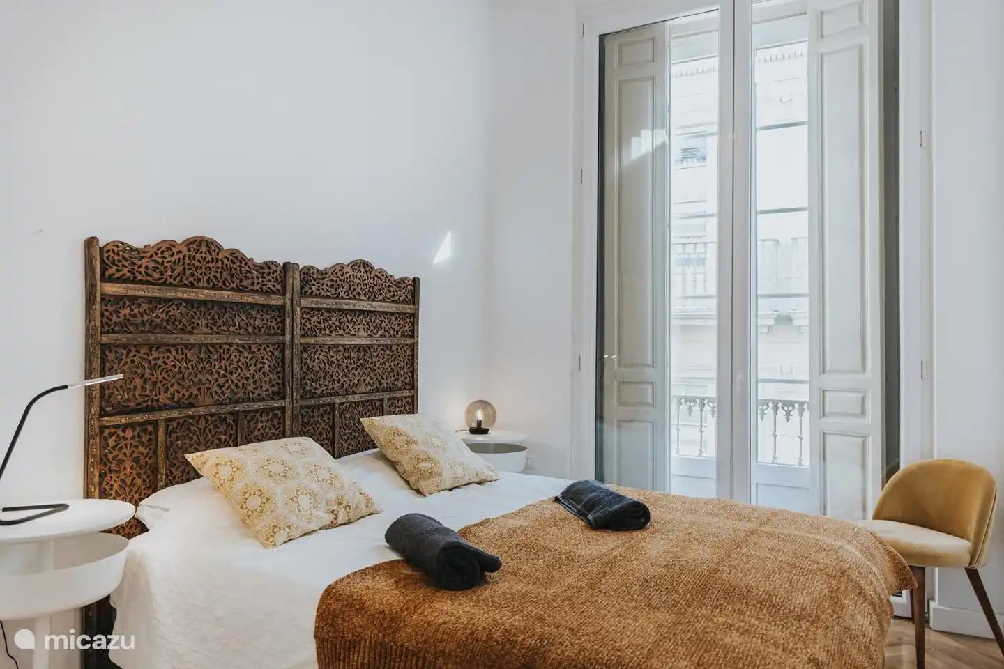 Geräumiges Schlafzimmer mit Einbauschränken.