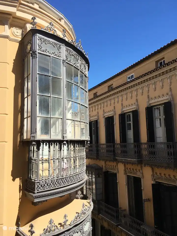 Schöne Außendetails, die von der Architektur der historischen Innenstadt aus sichtbar sind.