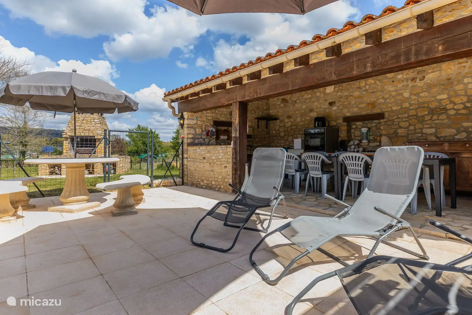 Terrasse mit Liegestühlen