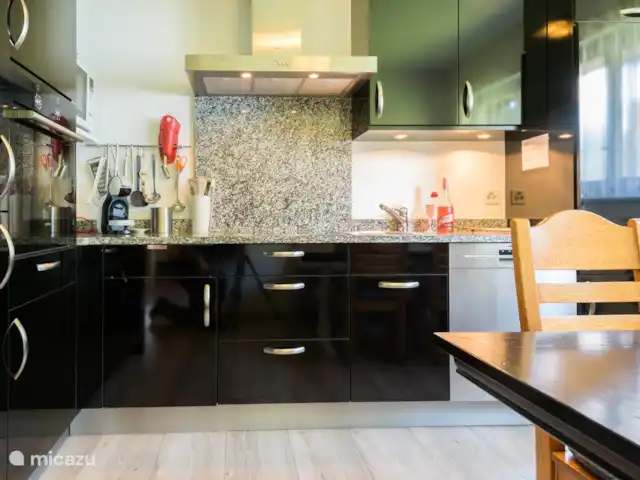 Chalet Jewel Casa Familiar en Suiza, Valais, Fieschertal - chalet Cocina de madera contrachapada