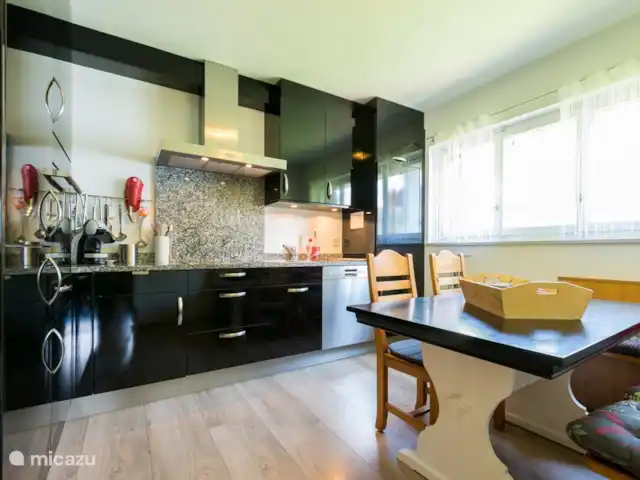 Chalet Jewel Casa Familiar en Suiza, Valais, Fieschertal - chalet Cocina de madera contrachapada