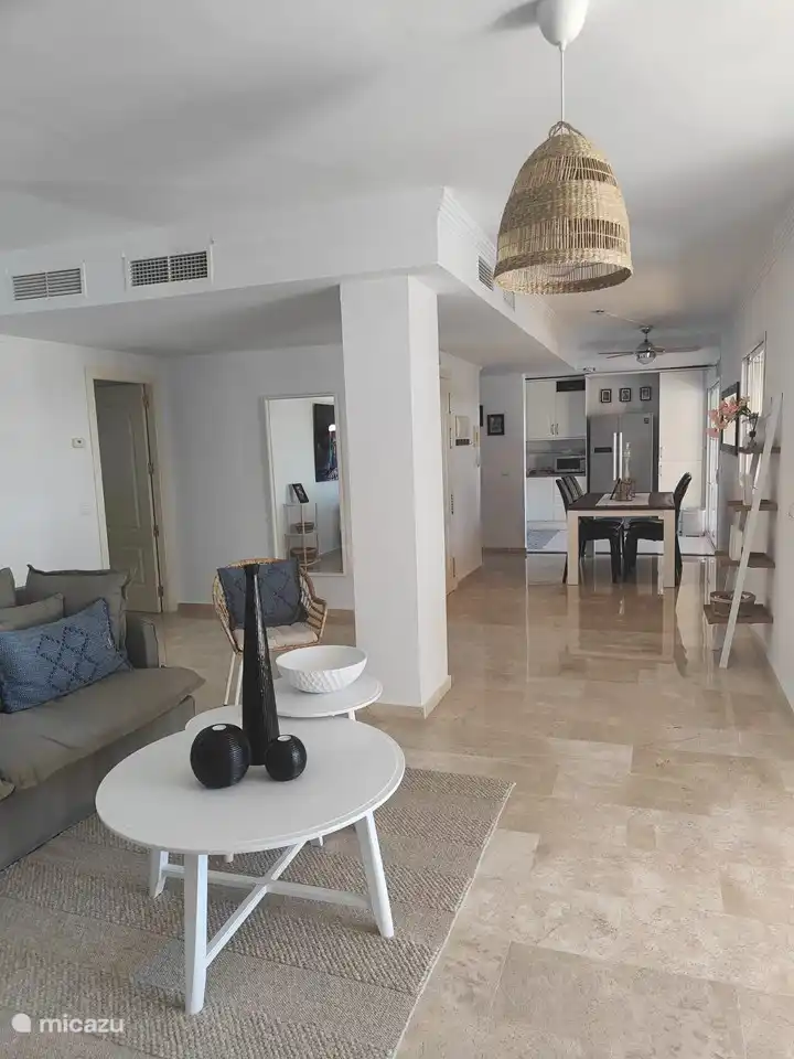 Grand séjour donnant sur salle à manger et cuisine