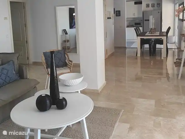 Location de Vacances Espagne, Costa del Sol, Marbella Elviria, appartement - Pino, résidence de golf Don Carlos Grand séjour donnant sur salle à manger et cuisine