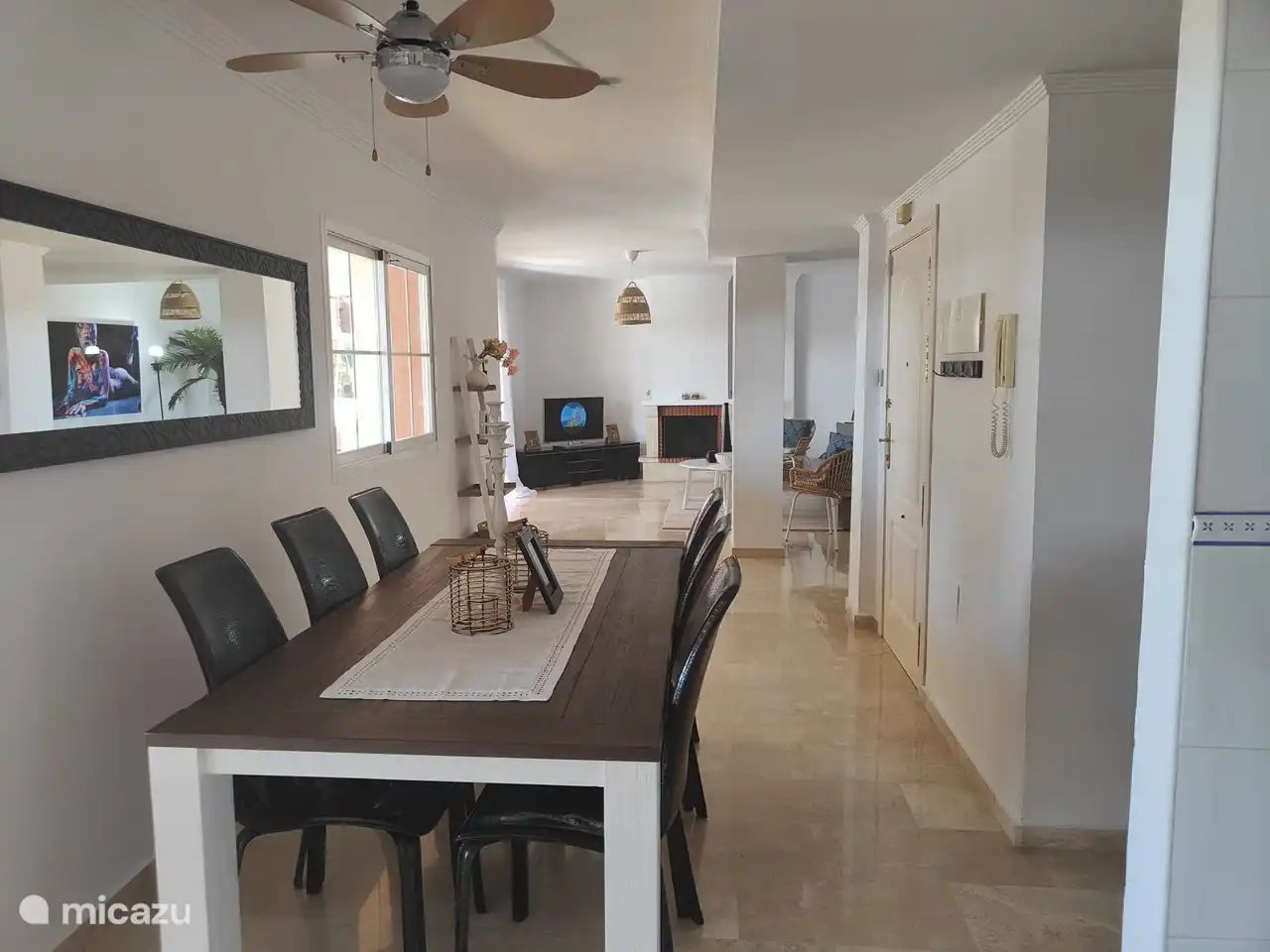 salle à manger donnant sur le salon