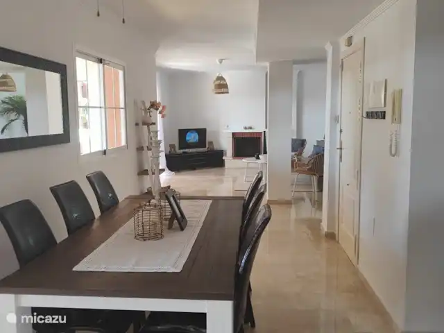 Location de Vacances Espagne, Costa del Sol, Marbella Elviria, appartement - Pino, résidence de golf Don Carlos salle à manger donnant sur le salon