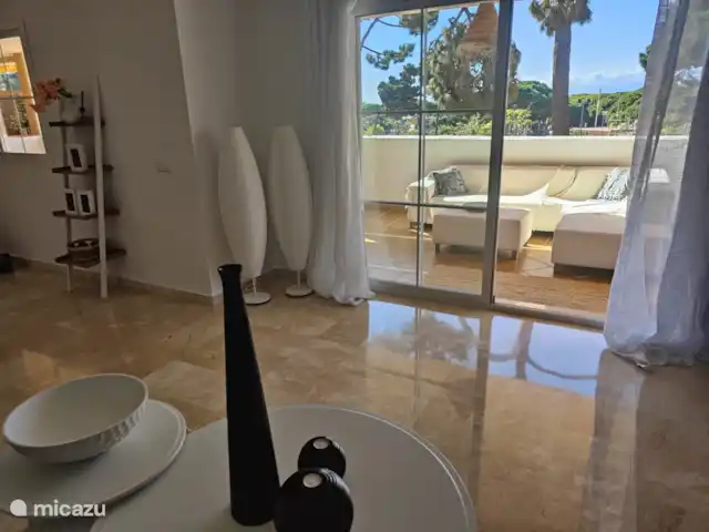 Location de Vacances Espagne, Costa del Sol, Marbella Elviria, appartement - Pino, résidence de golf Don Carlos salon donnant sur la terrasse