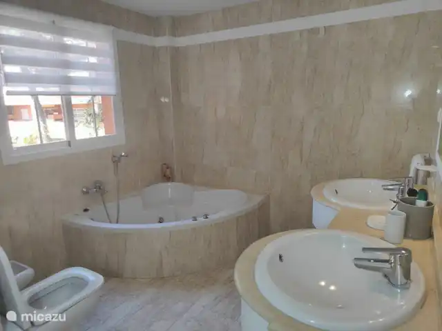 Location de Vacances Espagne, Costa del Sol, Marbella Elviria, appartement - Pino, résidence de golf Don Carlos salle de bain principale avec bain moussant