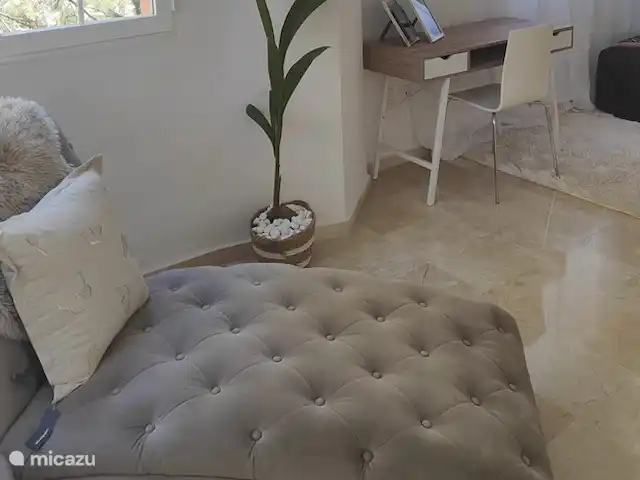 Location de Vacances Espagne, Costa del Sol, Marbella Elviria, appartement - Pino, résidence de golf Don Carlos le salon est dans la chambre principale