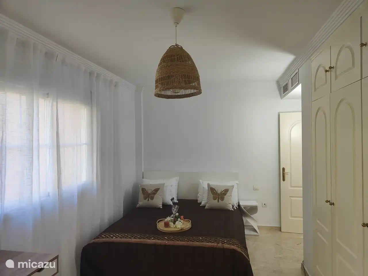 chambre principale avec accès direct à la grande salle de bain