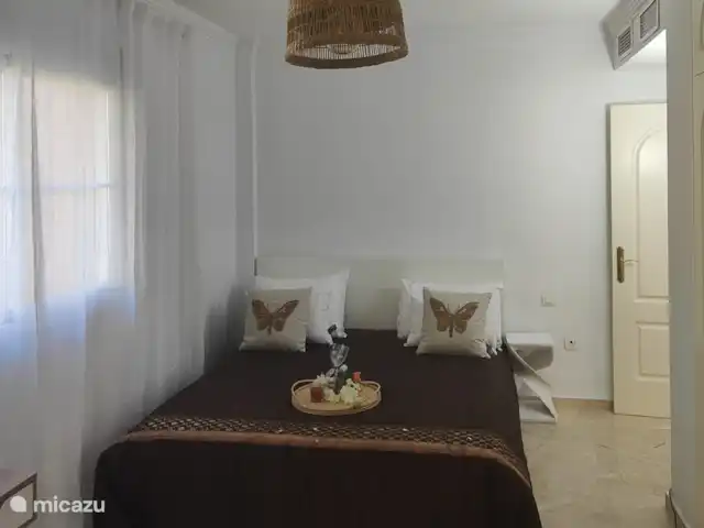 Location de Vacances Espagne, Costa del Sol, Marbella Elviria, appartement - Pino, résidence de golf Don Carlos chambre principale avec accès direct à la grande salle de bain
