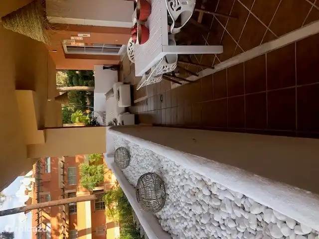 terrasse donnant sur la piscine et la zone Elviria