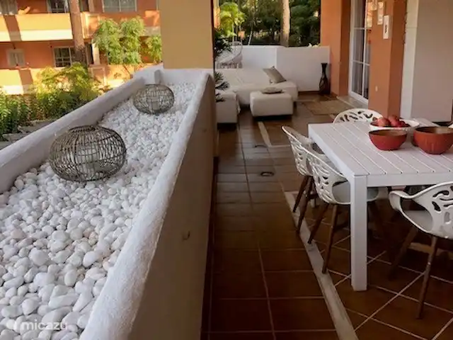 Location de Vacances Espagne, Costa del Sol, Marbella Elviria, appartement - Pino, résidence de golf Don Carlos terrasse donnant sur la piscine et la zone Elviria