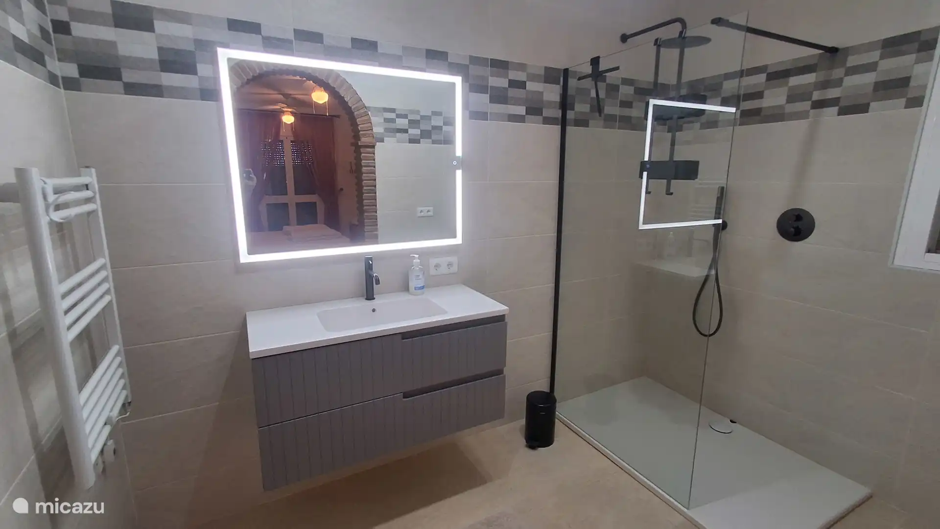 Ensuite badkamer (geen toilet)