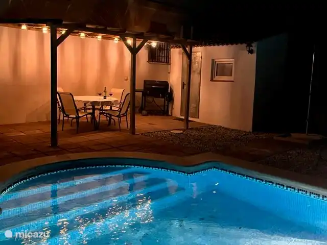 Grillen unter der Pergola