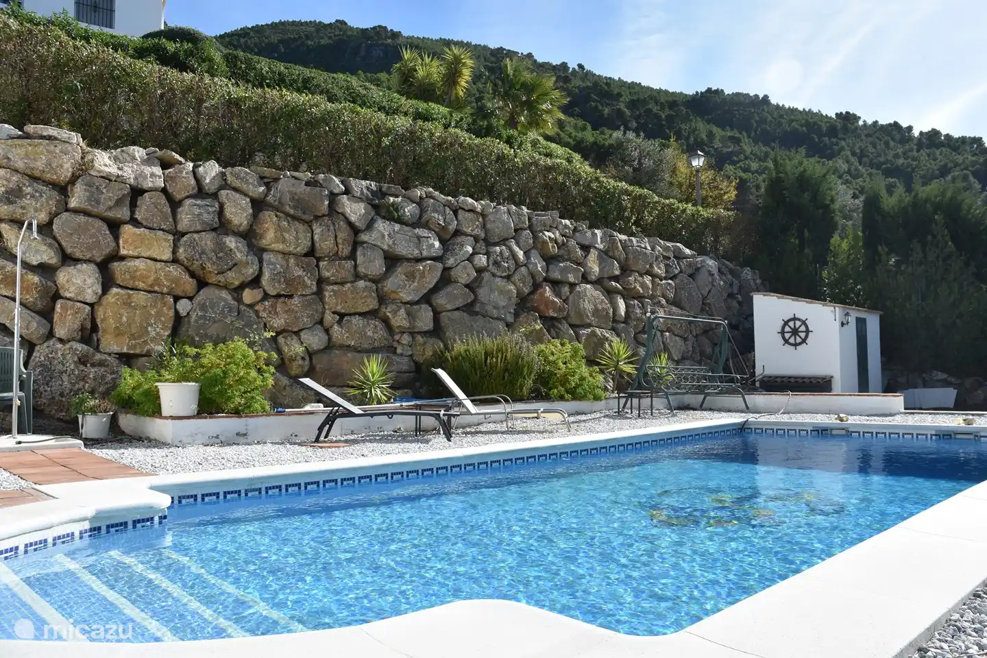 Kühlen Sie sich im Pool ab