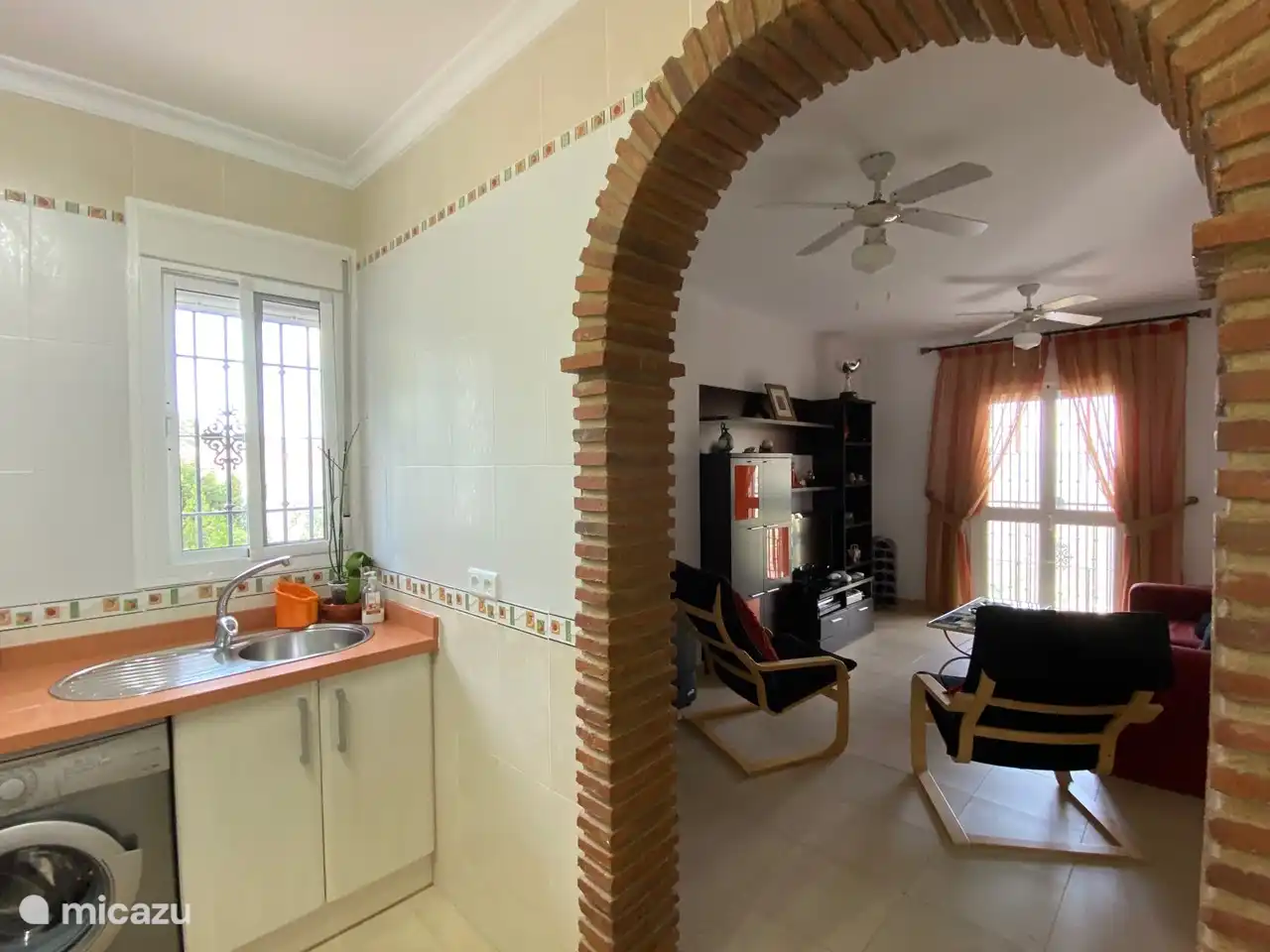 Blicken Sie von der Küche 1 in das Wohnzimmer 1