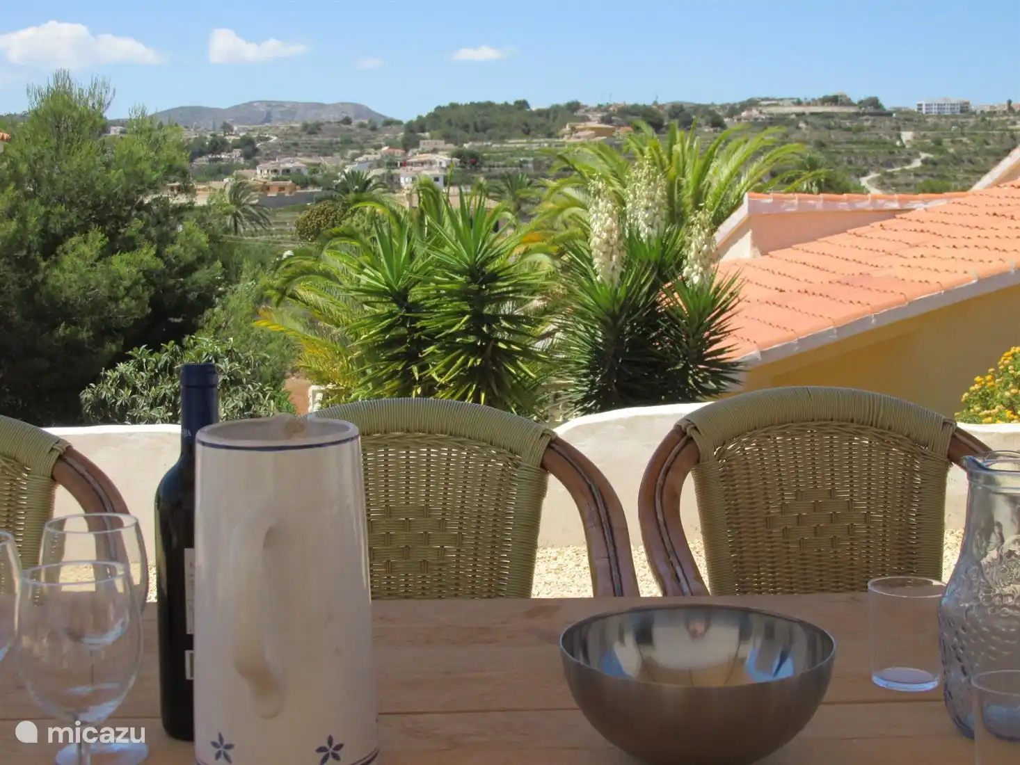 Vous avez une vue sur le paysage méditerranéen et les montagnes.