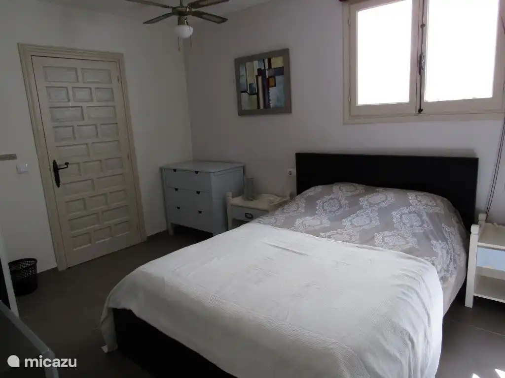 Chambre double principale avec salle de bain attenante. 