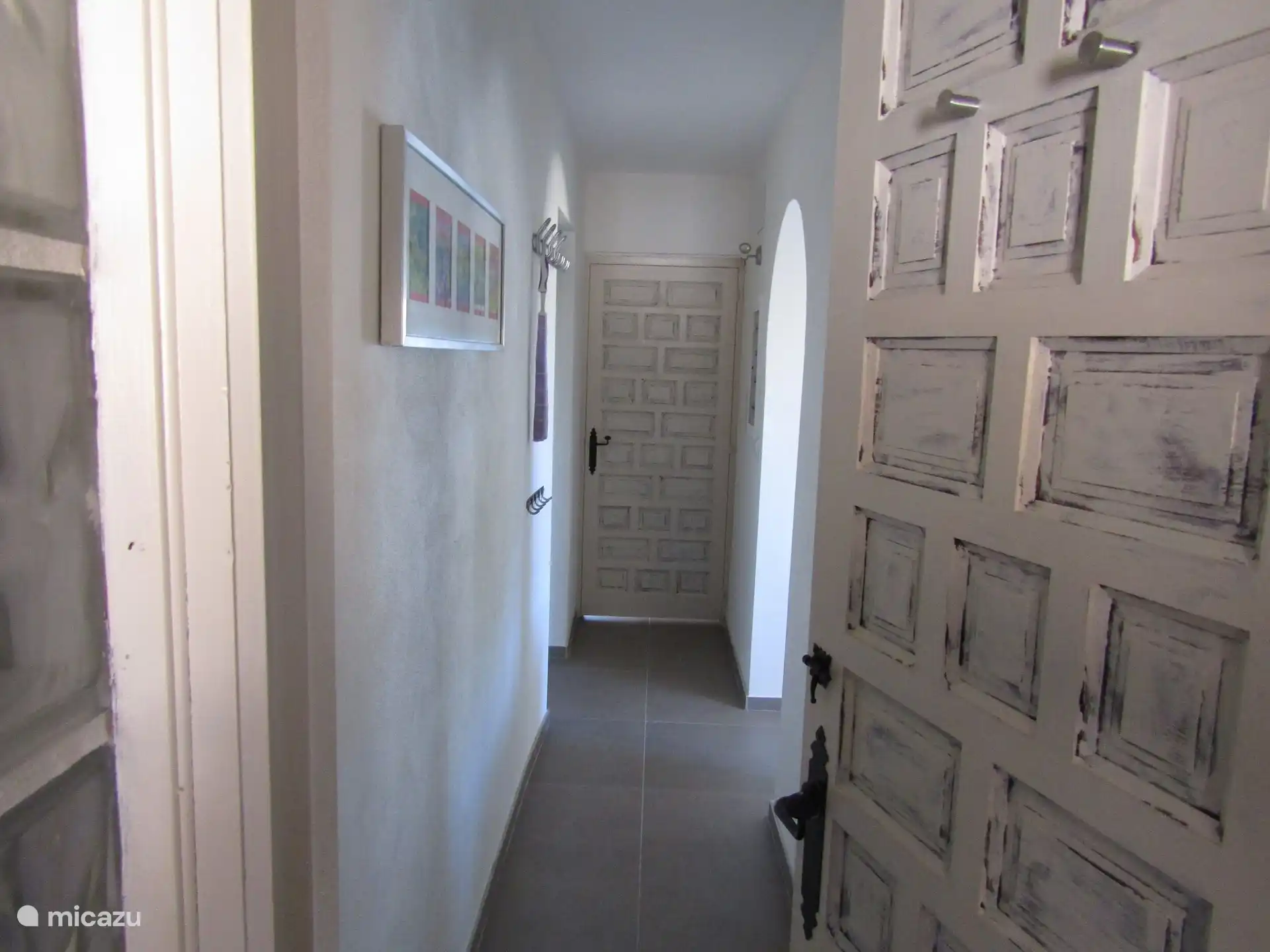 Le couloir qui relie toutes les pièces.