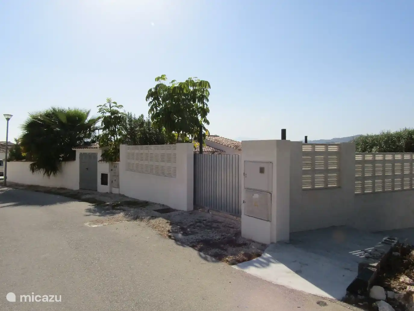 A l'étage, vous pouvez accéder en voiture au parking privé via la porte coulissante, où vous pourrez garer votre voiture sur votre propre propriété. Vous pouvez garer encore plus de voitures sur le parking de la maison ou à côté de la villa.