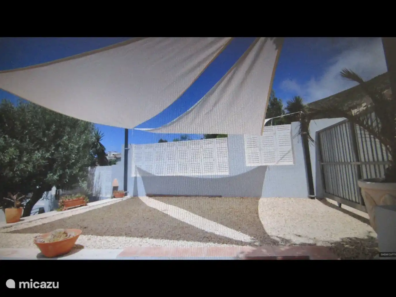  Ce parking est équipé de toiles d'ombrage pour que votre voiture reste un peu plus fraîche au soleil.