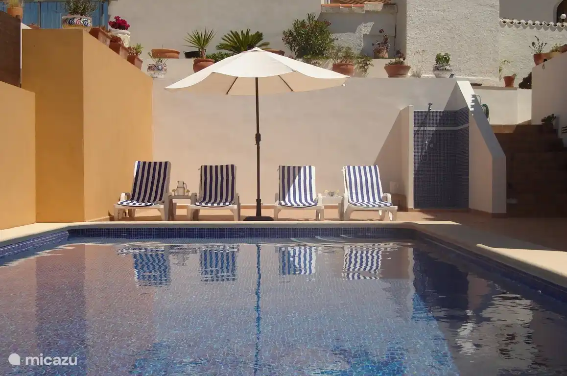 Profitez d'un bain de soleil au bord de la piscine. Si vous avez trop chaud, vous pourrez vous rafraîchir dans cette piscine privée ! 