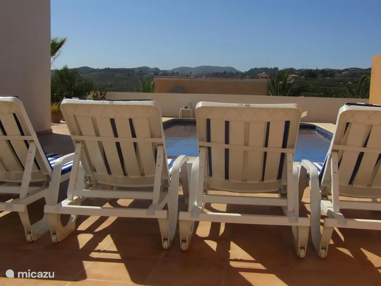 Et pendant que vous bronzez, vous pourrez profiter de la magnifique vue ! Il y a presque toujours une bonne brise ici car la maison est située un peu plus haut.